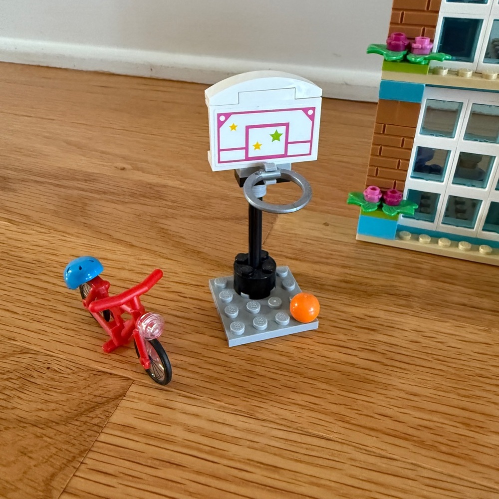 LEGO Friends Heartlake City School Set. 605 pieces. EUC. Building. Summer. - Picture 5 of 17